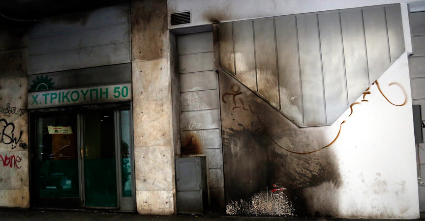 Επίθεση με μολότοφ στα γραφεία του ΠΑΣΟΚ – Φ. Γεννηματά: Να παραιτηθεί ο Ν. Τόσκας