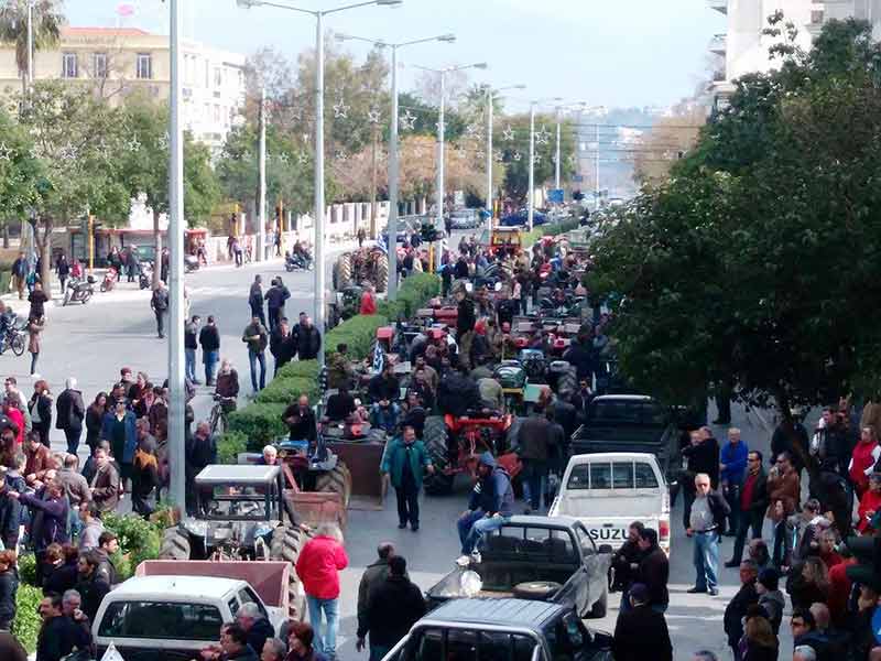 Χανιά: Χιλιάδες πολίτες στην πόλη και στην απεργία