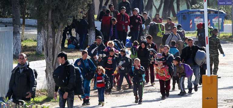 Χαοτική η κατάσταση στα ελληνοσκοπιανά σύνορα – Σε κέντρα φιλοξενίας στην Αττική μεταφέρονται οι πρόσφυγες (vid)