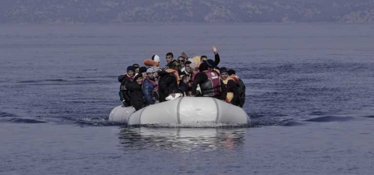 Ψαράς στην Αλεξανδρούπολη διέσωσε πρόσφυγες (vid)