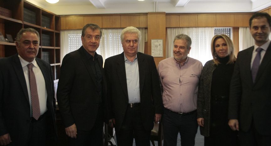 Με τους εκπροσώπους των Επαγγελματικών και Βιοτεχνικών Επιμελητηρίων συναντήθηκε ο Σ. Θεοδωράκης
