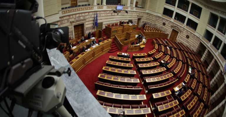 Στην ολομέλεια της Βουλής η τροπολογία για τις τηλεοπτικές άδειες