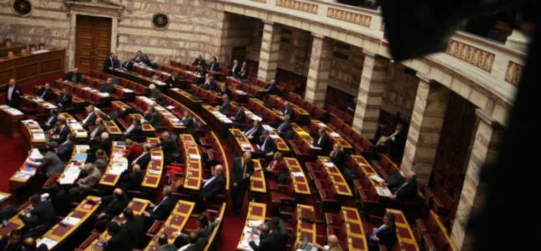 Υπερψηφίστηκε η διάταξη για τις τηλεοπτικές άδειες μετά από θυελλώδη συζήτηση