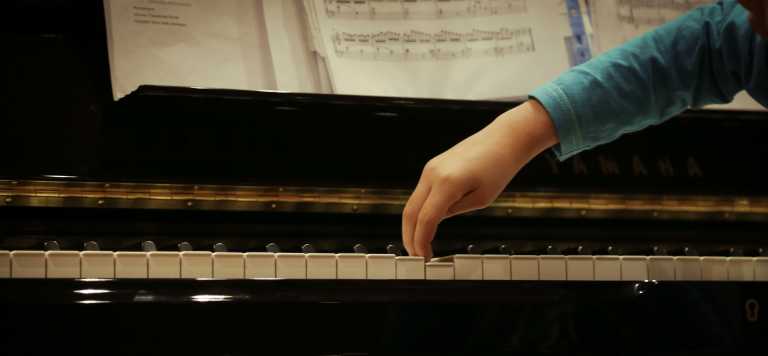 «Η μουσική αγαπάει τον αυτισμό»: Ενα μουσικό εργαστήριο για παιδιά στο αυτιστικό φάσμα