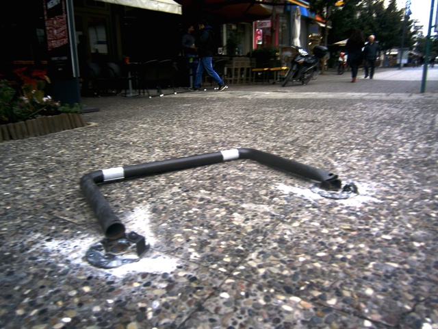 Τρίκαλα: Φθορές σε απαγορευτικές μεταλλικές μπάρες πεζόδρομων από ασυνείδητους οδηγούς