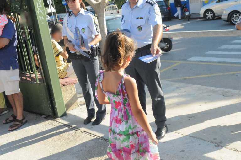 Ενημερωτικά φυλλάδια από την τροχαία στα σχολεία