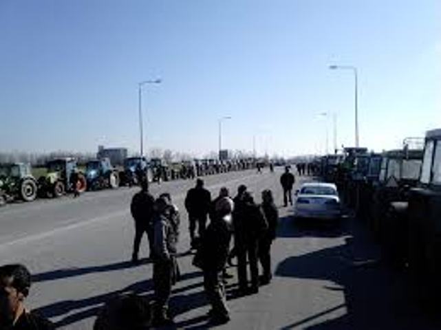 Στα μπλόκα Κήπων και Καστανεών παραμένουν οι αγρότες του Έβρου