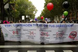 Διαδηλωτές εναντίον της συμφωνίας TTIP στη Μαδρίτη, Οκτώβριος 2015