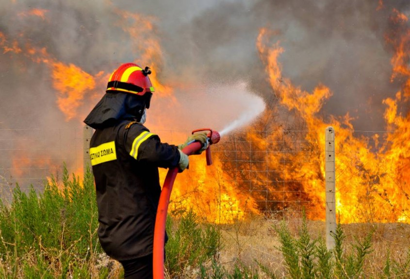 Ρόδος: Φωτιά σε εξέλιξη σε αγροτική περιοχή στη Ρόδο