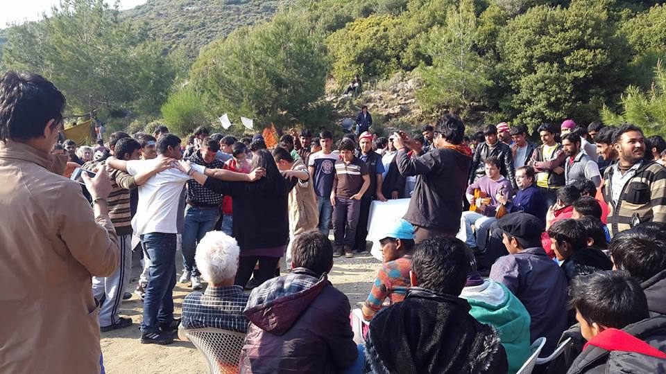 Σάμος: Έφαγαν, τραγούδησαν και χόρεψαν μαζί πρόσφυγες και Έλληνες