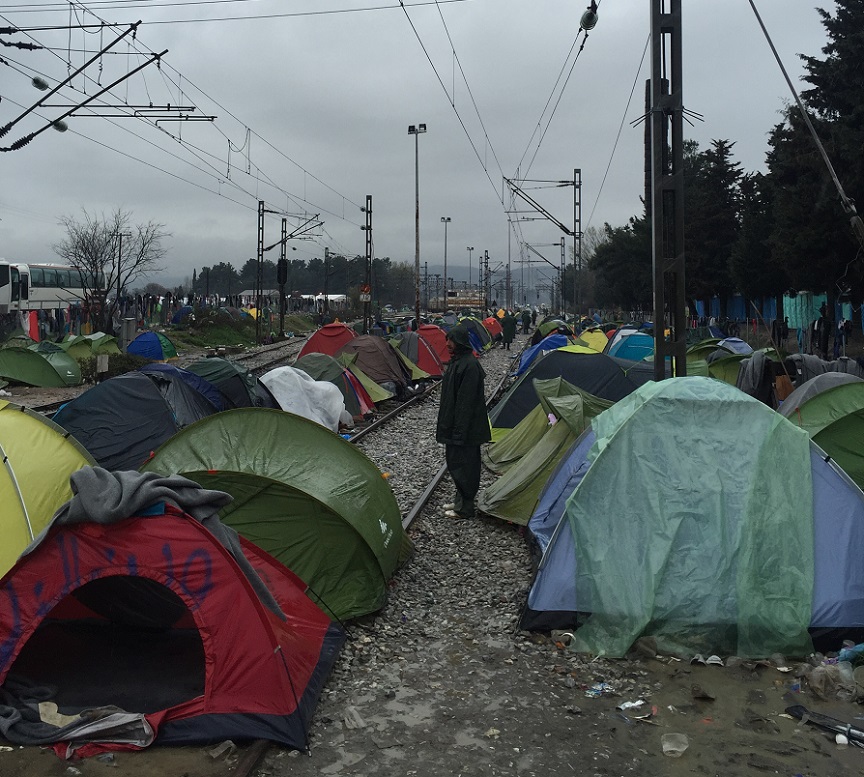 Στα κλειστά σύνορα με όπλο την ελπίδα “Μένουν Ειδομένη” (vid)