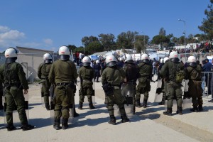 Άνδρες μονάδας αποκατάστασης τάξης παρακολουθούν από απόσταση στο χώρο λίγο πριν από το σημείο καταγραφής των προσφύγων στο χοτ σποτ της Μόριας στη Μυτιλήνη, Δευτέρα 28 Μαρτίου 2016. Τα αυξημένα μέτρα περιφρούρησης λόγω της ταυτόχρονης παρουσίας στο χοτ σποτ της Μόριας της αναπληρώτριας υπουργού Εξωτερικών των ΗΠΑ, Χέδερ Χίγκινμποτομ και του αναπληρωτή υπουργού προστασίας του πολίτη Νίκου Τόσκα προκάλεσαν την αντίδραση ομάδας μεταναστών και προσφύγων όπου άρχισαν να φωνάζουν ρυθμικά το αίτημα τους για άμεση απελευθέρωση τους «freedom – freedom». ΑΠΕ-ΜΠΕ/ΑΠΕ-ΜΠΕ/ΣΤΡΑΤΗΣ ΜΠΑΛΑΣΚΑΣ