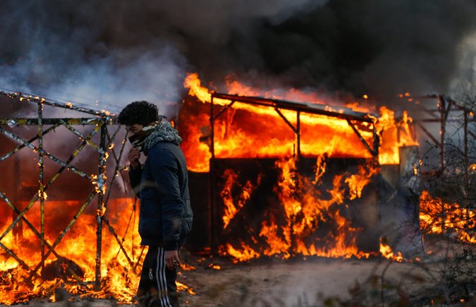 Άγριες συγκρούσεις μεταναστών – αστυνομίας κατά την εκκένωση της “ζούγκλας” του Καλαί (vid)