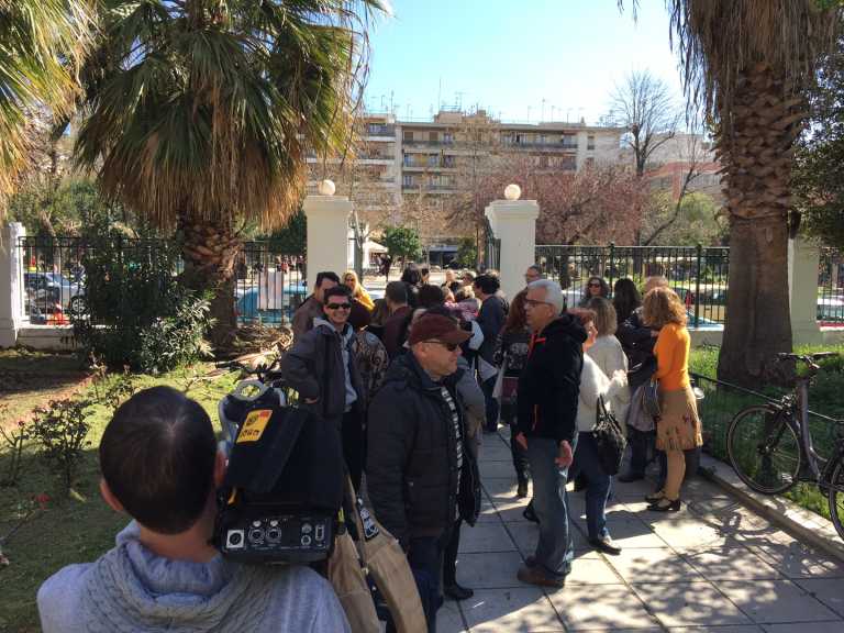 Συγκέντρωση συμπαράστασης στη Θάλεια Στάχτου έξω από τα δικαστήρια-Αυτή που πλήττεται είναι η δημοκρατία