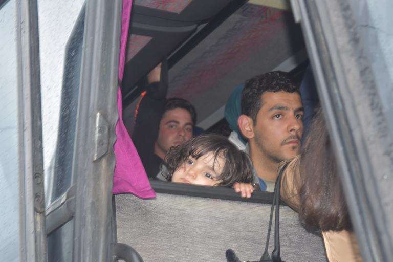 Έκρυθμη παραμένει η κατάσταση στο ΣΕΑ Αερινού-Στα λεωφορεία παραμένουν οι πρόσφυγες