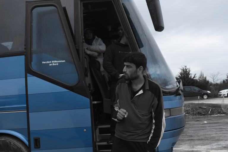 Αναχώρησαν για τη Θήβα οι 249 πρόσφυγες από ΣΕΑ Αερινού