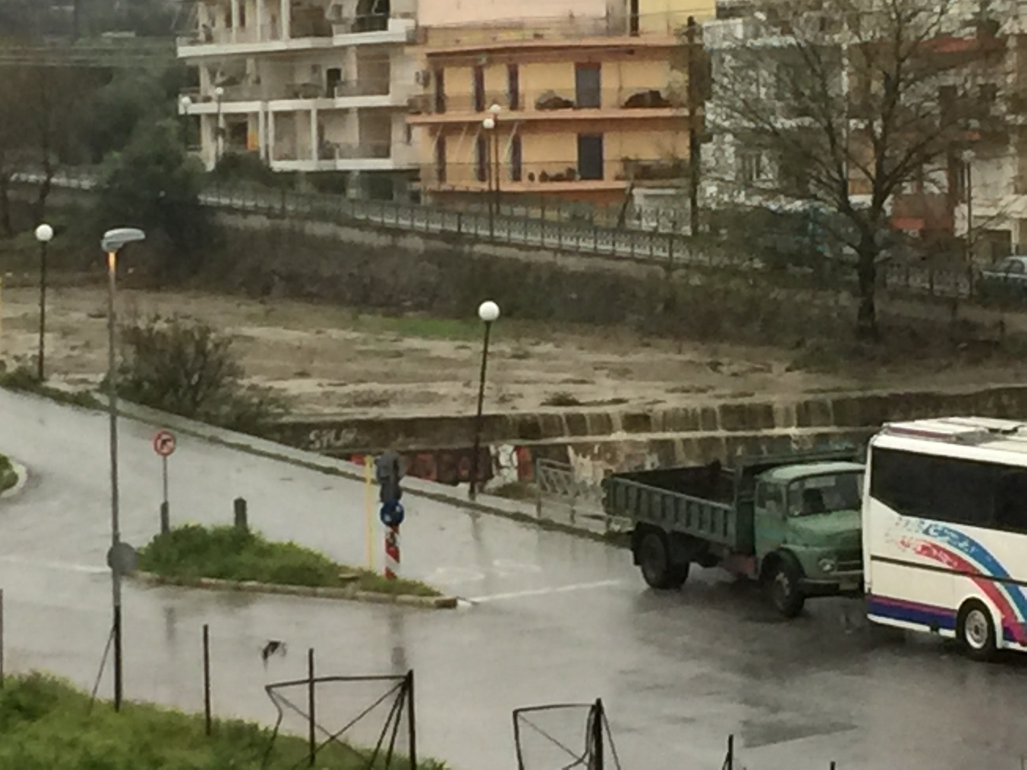 Βόλος: Έντονη καταιγίδα προκαλεί προβλήματα-Ματαιώθηκαν οι αποκριάτικες εκδηλώσεις