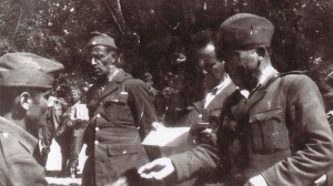 Παρασημοφόρηση του Η, Μεταλλίδη. Στην κεντρική φωτο είναι ο δεύτερος πάνω δεξιά.