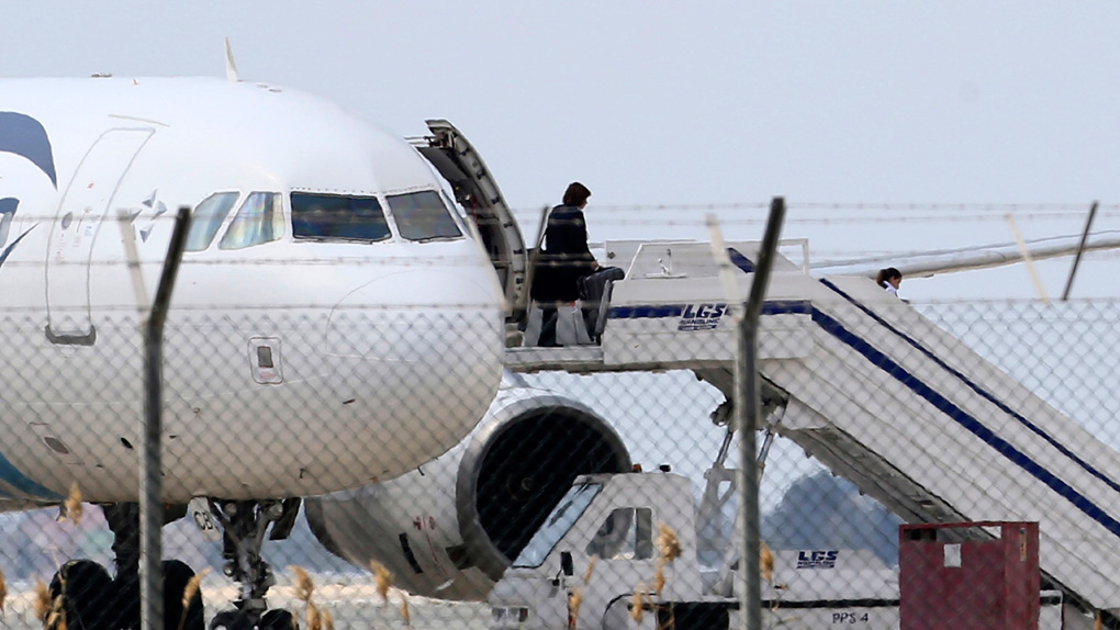 Αίσιο τέλος στην αεροπειρατεία – Παραδόθηκε ο δράστης (live blog & vid)