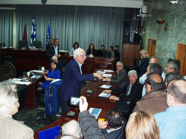 Λάρισα: «Μπάχαλο» στο δημοτικό συμβούλιο με το προσφυγικό