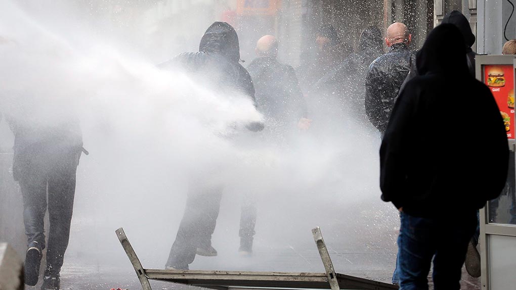 Επεισόδια από ακροδεξιούς στην καρδιά των Βρυξελλών – Νέες απειλές από το ISIS (vid)