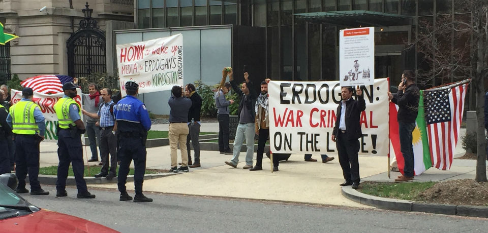 Ουάσιγκτον: Επεισοδιακή διαδήλωση κατά του Ερντογάν ενώ μιλούσε στη Σύνοδο για την Πυρηνική Ασφάλεια