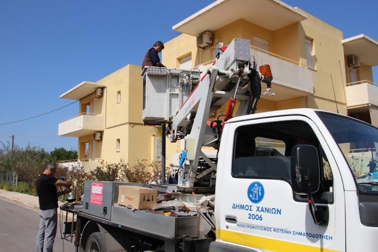 Χανιά: Συνεργεία του Δήμου φώτισαν γειτονιά στη Σούδα