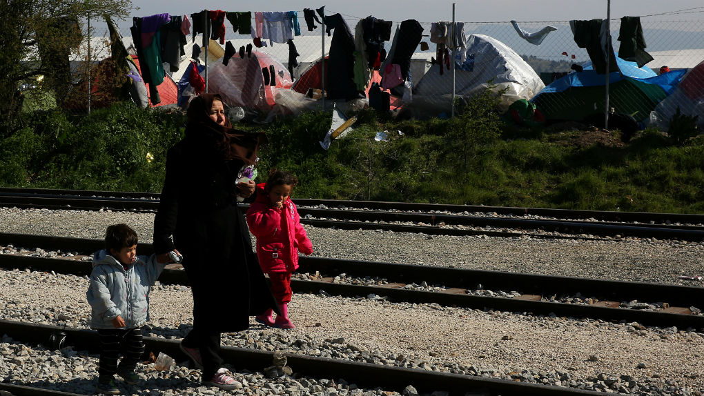 Στις 47.536 οι πρόσφυγες σε όλη τη χώρα – Στις 4.200 στον Πειραιά – Απογοήτευση στην Ειδομένη – Αδειάζουν τα νησιά (vid)