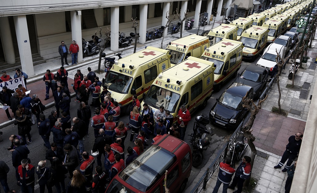 Συγκέντρωση και πορεία των εργαζομένων στο ΕΚΑΒ – Συνάντηση με τον αν. υπουργό Υγείας (vid)