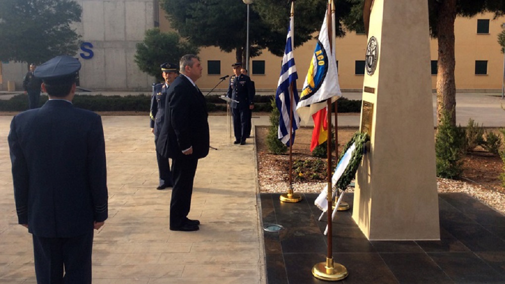 Στεφάνι κατέθεσε ο Π. Καμμένος στην αεροπορική βάση της Ισπανίας