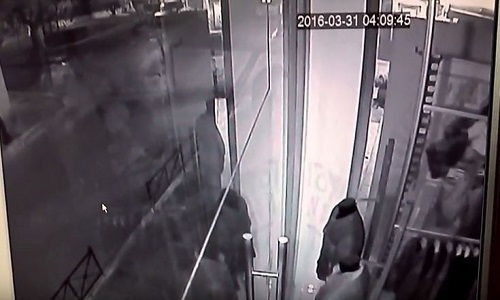 Χανιά: Καρέ – καρέ ο βανδαλισμός σε κατάστημα με γούνες (Video)