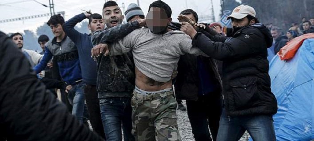Ειδομένη: Πρόσφυγες λίντσαραν παιδόφιλο που αποπειράθηκε να βιάσει 7χρονο κοριτσάκι (vid)