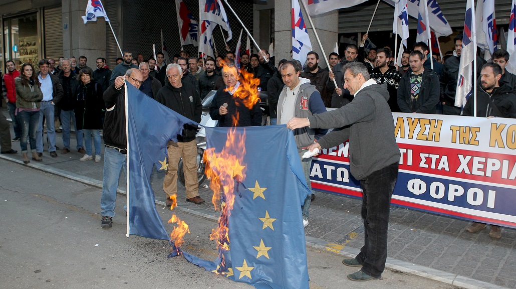 Διαμαρτυρία ΠΑΜΕ για φορολογικό, ασφαλιστικό, πλειστηριασμούς (vid)
