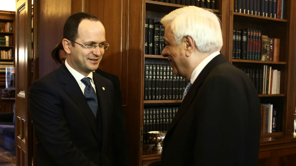 ΠτΔ προς Αλβανό ΥπΕξ: “Σεβασμός στο προσφυγικό χωρίς φοβικά σύνδρομα” – “Καλύτερη μεταχείριση της ομογένειας” (vid)
