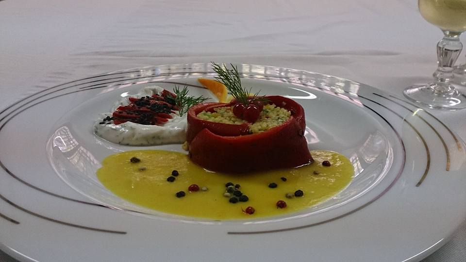 Ψητές πιπεριές με πλιγούρι, βελουτέ κολοκύθας και δροσερή σάλτσα γιαουρτιού
