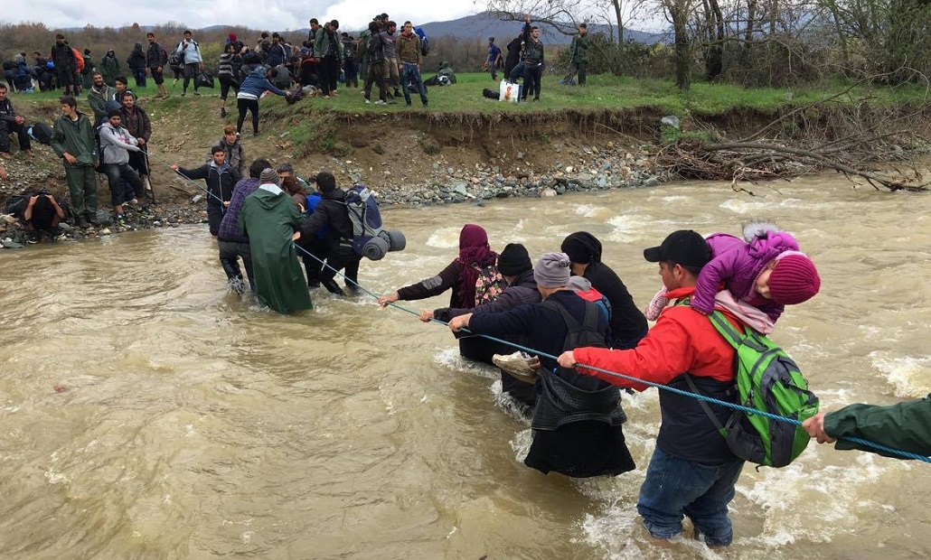 Κινήσεις απόγνωσης από πρόσφυγες, περνούν στην ΠΓΔΜ από αφύλακτο σημείο – Συλλήψεις φωτορεπόρτερ (vid)