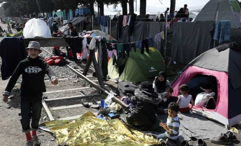 Εικόνα χάους στην Ειδομένη – Στην αναμονή εκατοντάδες πρόσφυγες στον Πειραιά (vid)