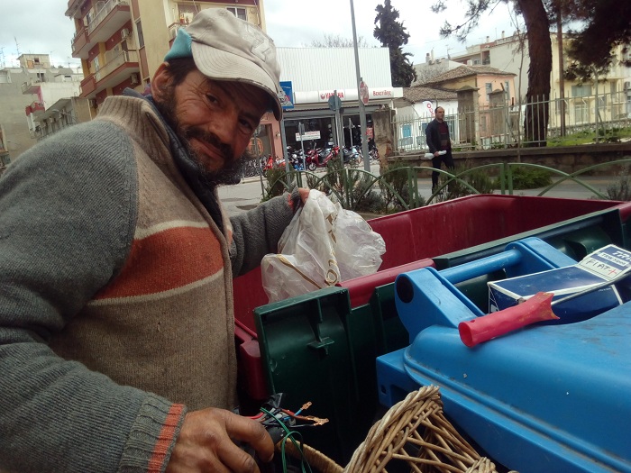 Κομοτηνή: Ζωή ψάχνοντας τους κάδους