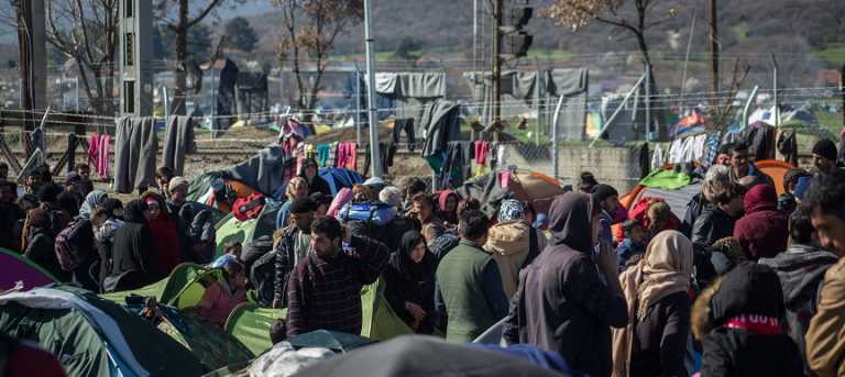 Στο όριο της αντοχής και της ελπίδας 13.000 άνθρωποι στην Ειδομένη – Γ. Μουζάλας: Πρέπει να πεισθούν ότι αυτός ο δρόμος είναι κλειστός (vid)