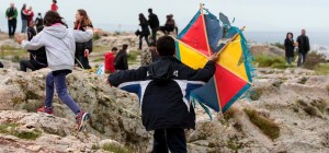 Παιδιά με σχισμένο χαρταετό στο λόφο του Φιλοπάππου, Δευτέρα 23 Φεβρουαρίου 2015. Αρκετοί κάτοικοι της Αθήνας ανέβηκαν σήμερα στο λόφο της Πνύκας και του Φιλοπάππου για το παραδοσιακό πέταγμα του Χαρταετού, γιορτάζοντας την Καθαρή Δευτέρα. ΑΠΕ-ΜΠΕ/ΑΠΕ-ΜΠΕ/Παντελής Σαίτας