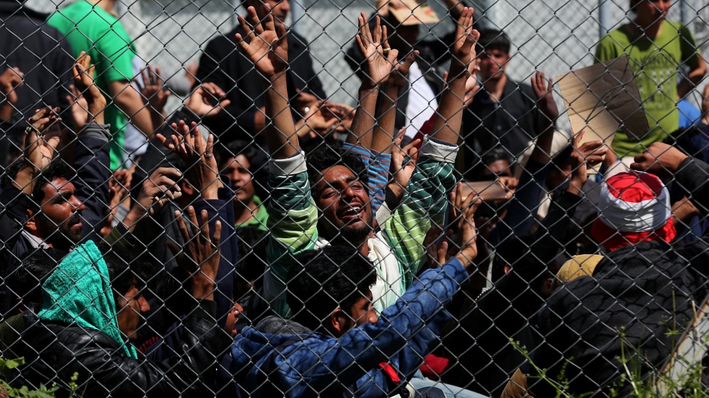 Κατάληψη της εισόδου του hot spot της Μόριας από 100 περίπου μετανάστες