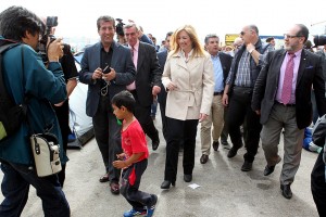 ΓΕΝΝΗΜΑΤΑ Φ ΕΠΙΣΚΕΨΗ ΣΤΟΥΣ ΠΡΟΣΦΥΓΕΣ ΣΤΟ ΛΙΜΑΝΙ ΤΟΥ ΠΕΙΡΑΙΑ