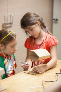 Τα παιδιά ανακαλύπτουν την τέχνη και την επιστήμη στο Ιδρυμα Θεοχαράκη