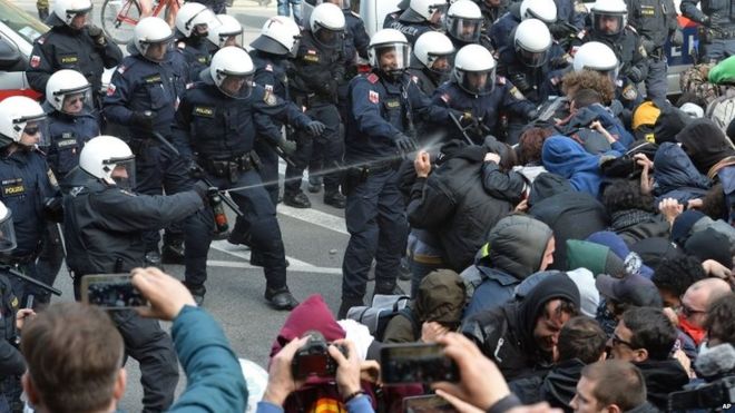Αυστρία:  Πετροπόλεμος από διαδηλωτές για το άνοιγμα των συνόρων ( vid)