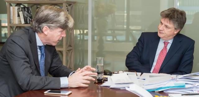 Συνάντηση του Ευρωπαίου Επιτρόπου Hill με τον πρόεδρο της Ενωσης Ασφαλιστικών Εταιρειών