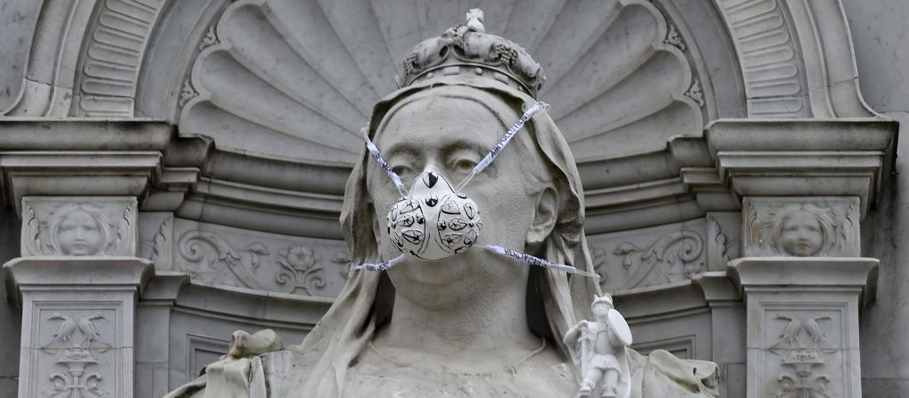 Μέλη της Greenpeace διαμαρτύρονται για την ατμοσφαιρική ρύπανση στη Βρετανία
