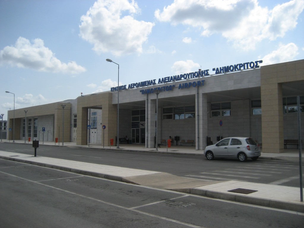 Ε. Καραμπατζάκη: «πληγή για τον τουρισμό η έλλειψη δεξαμενών για τον ανεφοδιασμό καυσίμων των αεροσκαφών στo «Δημόκριτος»