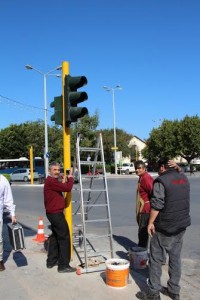 Χανιά: Αντικατάσταση στύλων φωτεινής σηματοδότησης από τα συνεργεία του Δήμου