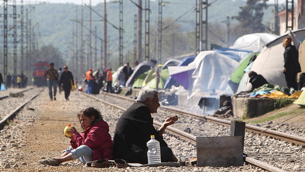 Ειδομένη: Εντατικοί έλεγχοι και προσαγωγές αλληλέγγυων για εξακρίβωση – Πειραιάς: Εκκενώνεται σταδιακά ο καταυλισμός (vid)