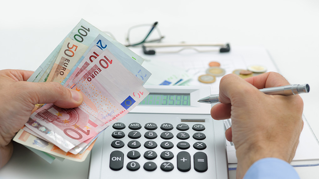 Αύξηση ΦΠΑ από 23 σε 24% τον Ιούνιο – Ανατιμήσεις σε προϊόντα και υπηρεσίες (video)